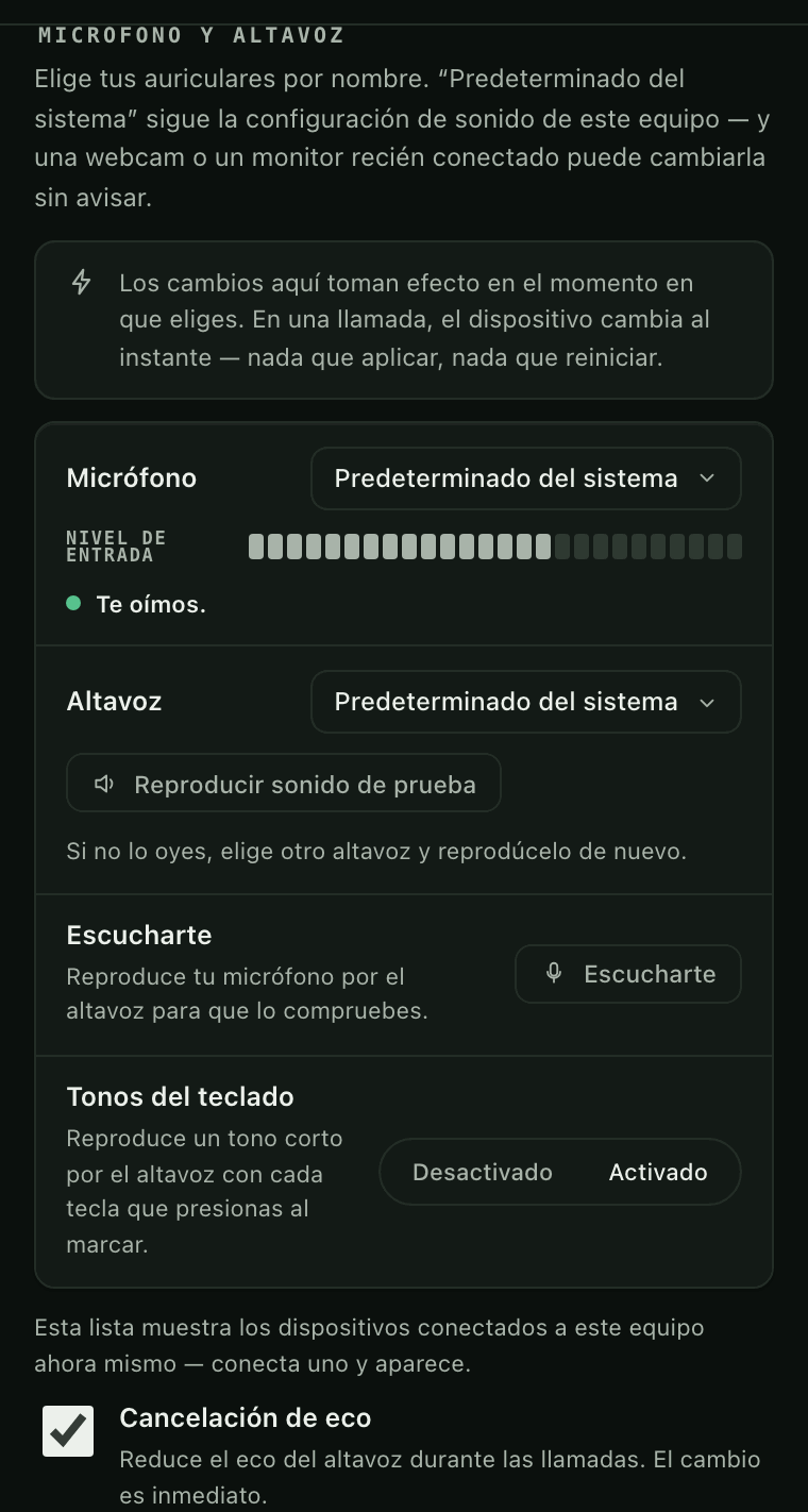 Ajustes de micrófono y altavoz: un menú Micrófono en Predeterminado del sistema con un nivel de entrada en vivo que dice Te oímos, un menú Altavoz con Reproducir sonido de prueba, un botón Escúchate, Tonos del teclado en Activado y Cancelación de eco marcada.