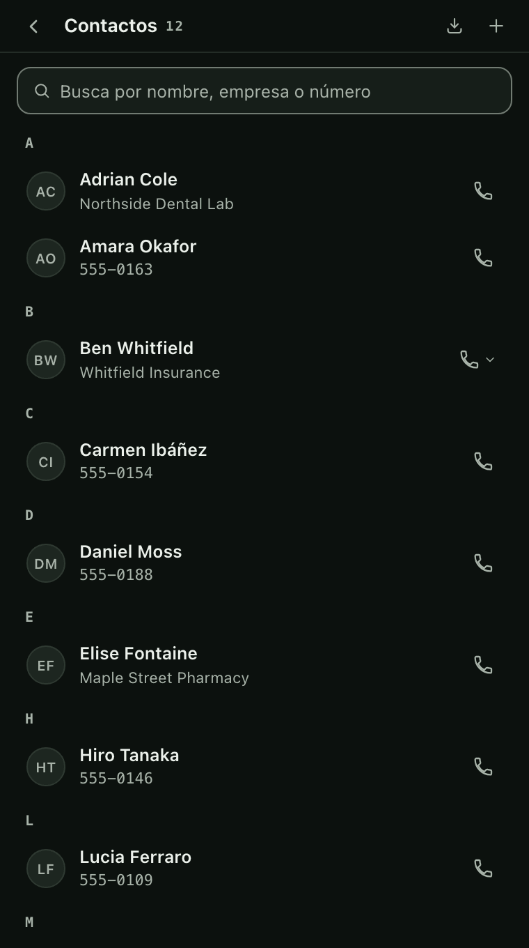 La pantalla Contactos con 12 contactos inventados en secciones alfabéticas, cada uno con sus iniciales, una empresa o un número y un botón para llamar. Un campo de búsqueda dice Busca por nombre, empresa o número.