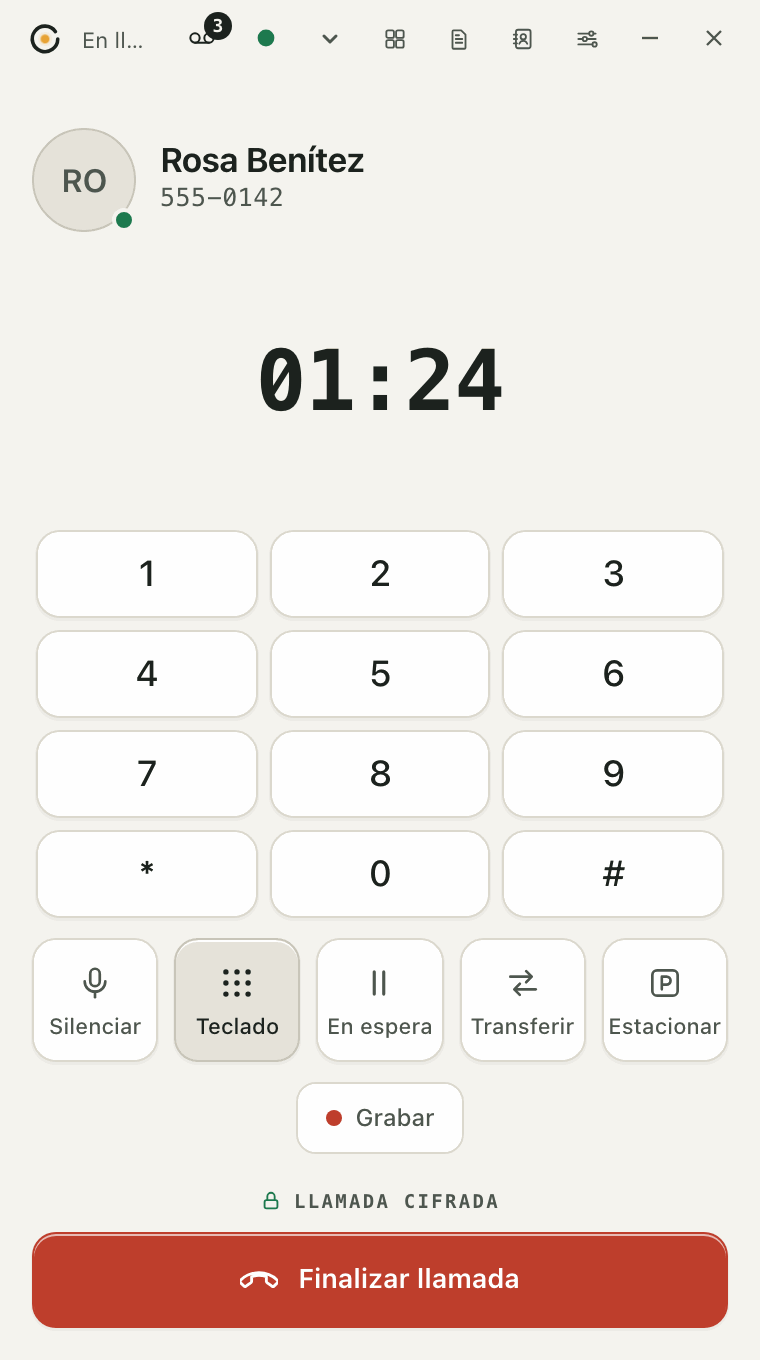 El teclado abierto durante una llamada, sobre Silenciar, Teclado, En espera, Transferir y Estacionar.