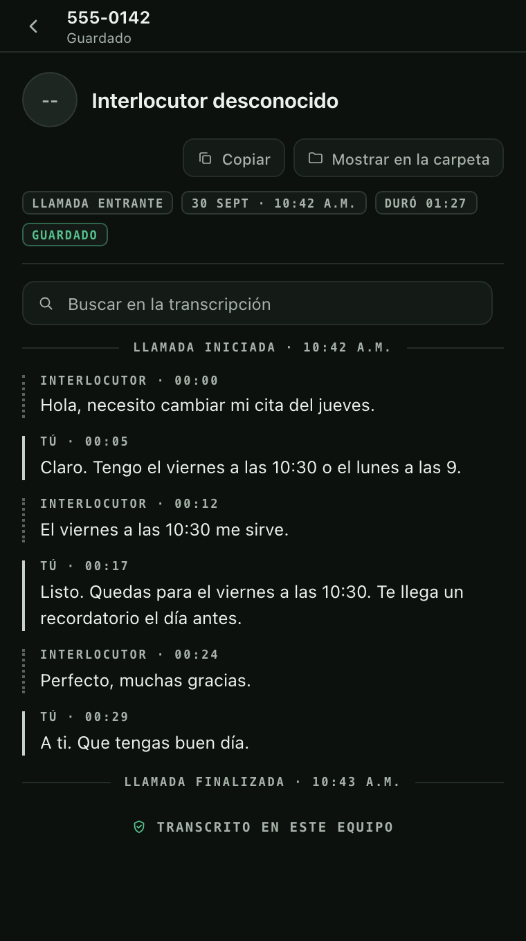 Una transcripción guardada en Centinelo Phone. Cada línea dice Interlocutor o Tú con su hora, de Llamada iniciada a las 10:42 a Llamada finalizada a las 10:43, y abajo dice Transcrito en este equipo.