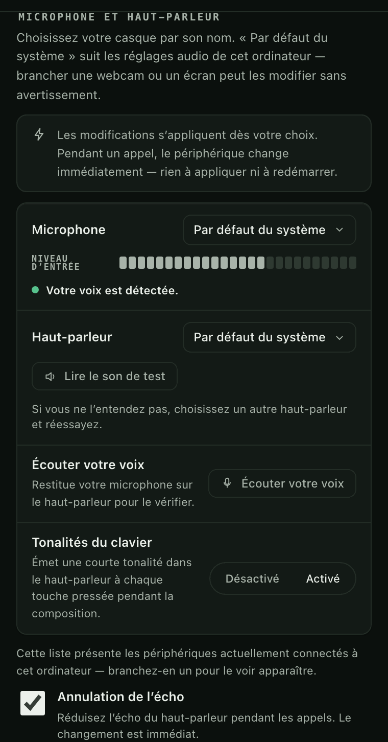 Réglages du micro et du haut-parleur : un menu Micro sur Par défaut du système avec un niveau d'entrée en direct indiquant Votre voix est détectée, un menu Haut-parleur avec Jouer un son de test, un bouton Vous écouter, les tonalités du clavier sur Activé et l'annulation de l'écho cochée.