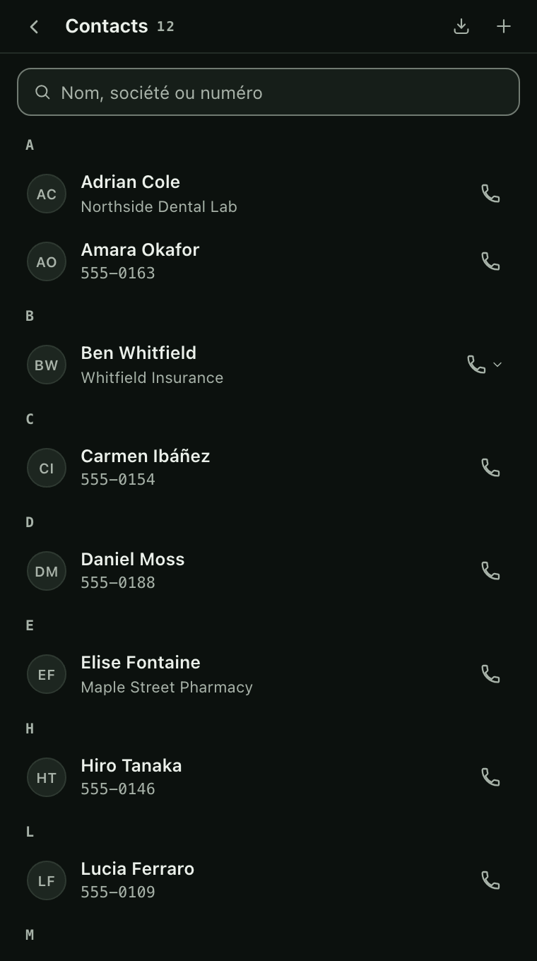 L'écran Contacts avec 12 contacts fictifs classés par lettre, chacun avec ses initiales, une société ou un numéro et un bouton d'appel. Un champ de recherche indique Nom, société ou numéro.