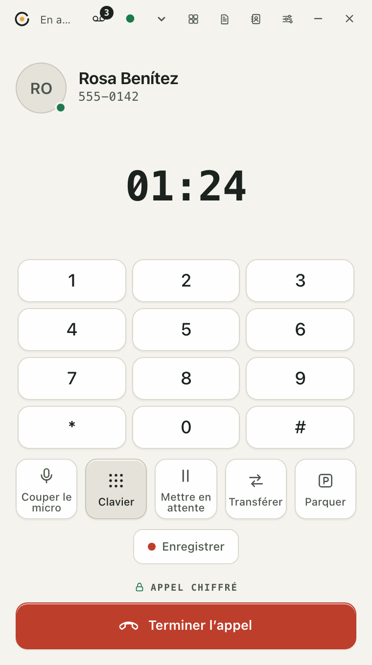 Le clavier ouvert pendant un appel, au-dessus de Couper le micro, Clavier, Mettre en attente, Transférer et Parquer.