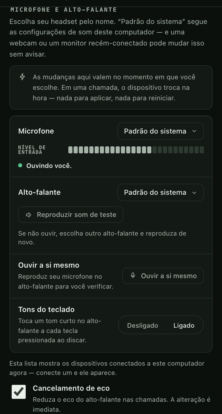 Configurações de microfone e alto-falante: um menu Microfone em Padrão do sistema com um nível de entrada ao vivo dizendo Ouvindo você, um menu Alto-falante com Tocar som de teste, um botão Ouvir a si mesmo, Tons do teclado em Ligado e Cancelamento de eco marcado.