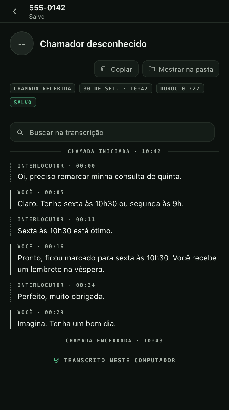 Uma transcrição salva no Centinelo Phone. Cada linha diz Interlocutor ou Você com o horário, de Chamada iniciada · 10:42 até Chamada encerrada · 10:43, e o rodapé diz Transcrito neste computador.